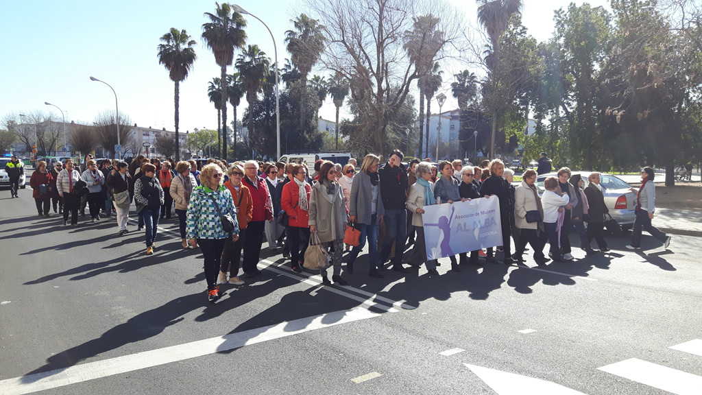 Imagen de la marcha popular por las calles del barrio de La Fuensanta en Córdoba, con la presencia de su alcaldesa y concejales de la corporación