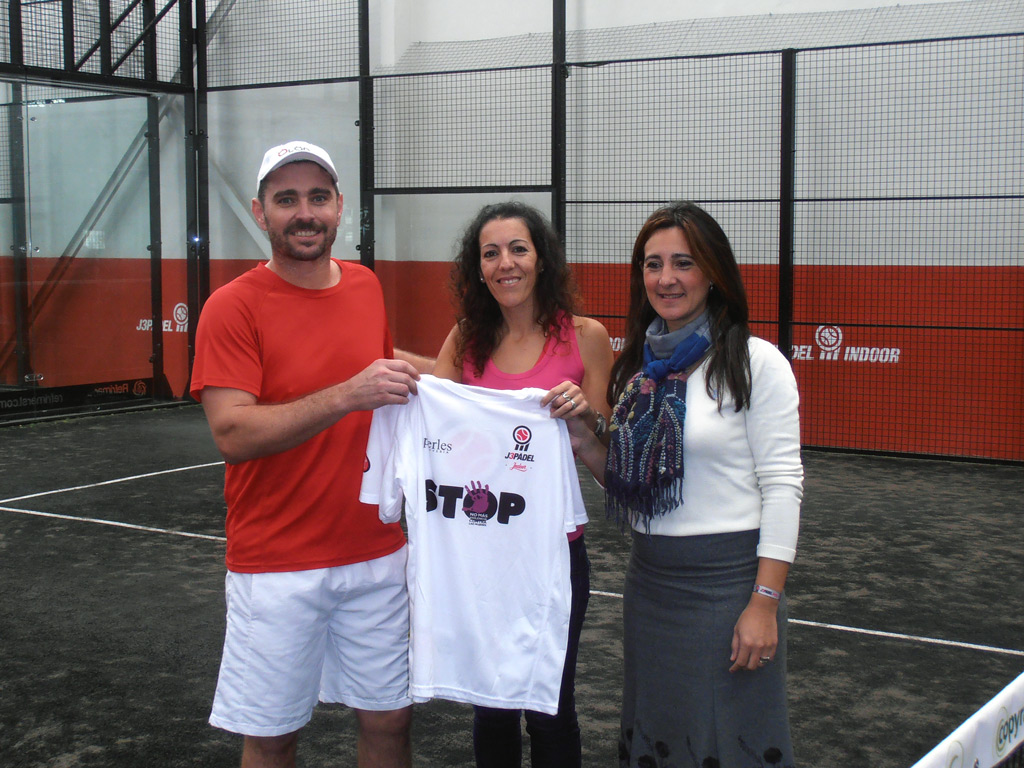 Jordi Muñoz jugador profesional de pádel, recibe la primera camiseta de manos de Vanessa Cuberos y Almudena Gallego