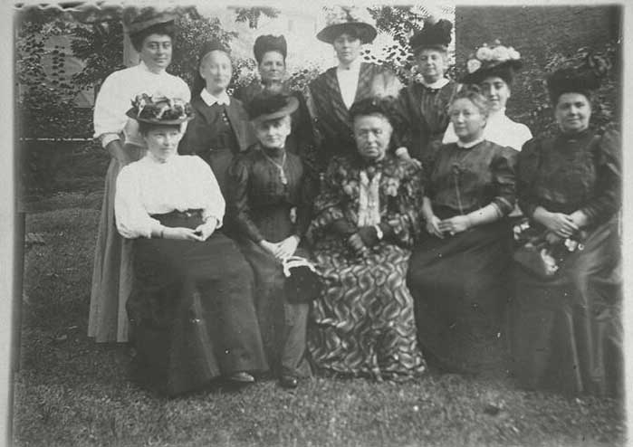 The Weibliche Fuersorge (Sociedad de Atención a la Mujer) fundada por Bertha Pappenheim en 1902 -Abajo segunda a la izquierda-