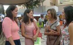Almudena Gallego y Yolanda Talavera de la Fundación Anna O. con Milagros Maté del Centro de Información a la Mujer de Torremolinos