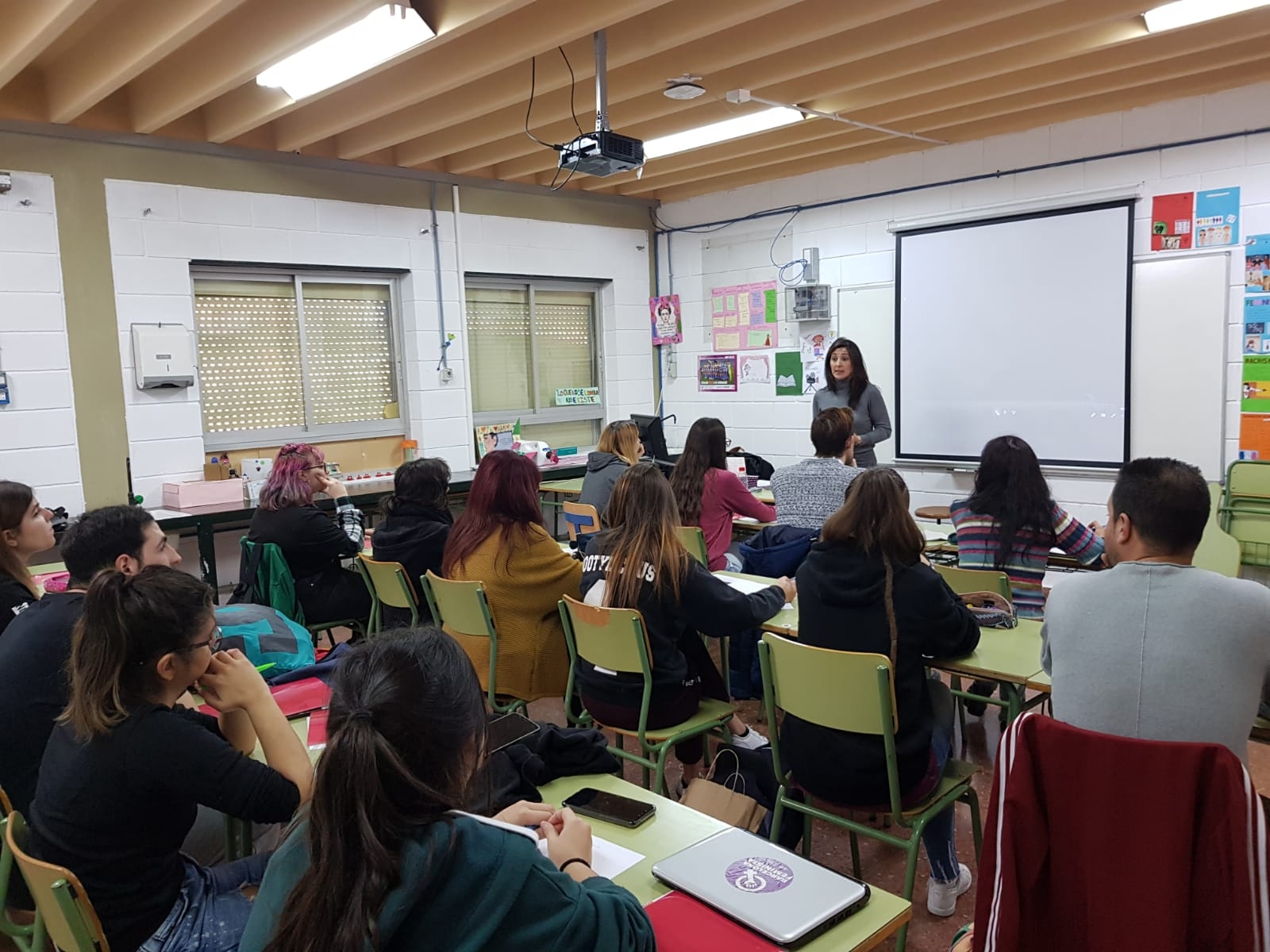 Fundación Anna O. visita al IES Ben Gabirol para dar a conocer su programa contra la violencia de género