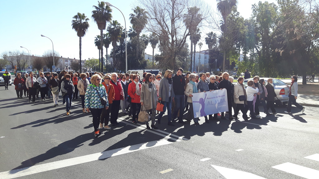 Imagen de la marcha popular por las calles del barrio de La Fuensanta en Córdoba, con la presencia de su alcaldesa y concejales de la corporación Imagen de la marcha popular por las calles del barrio de La Fuensanta en Córdoba, con la presencia de su alcaldesa y concejales de la corporación