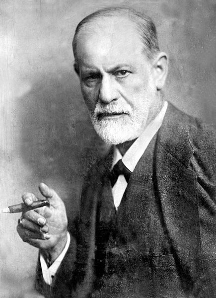 PRECURSOR FAMOSO Sigmund Freud exploró los conflictos mentales inconscientes que presentaban sus pacientes con el fin de liberarles de miedos y angustias. Bertha Pappenheim, una de sus primeras enfermas, acuñó de manera acertada la expresión «charla curativa», en referencia al método de intervención del padre del psicoanálisis. Freud